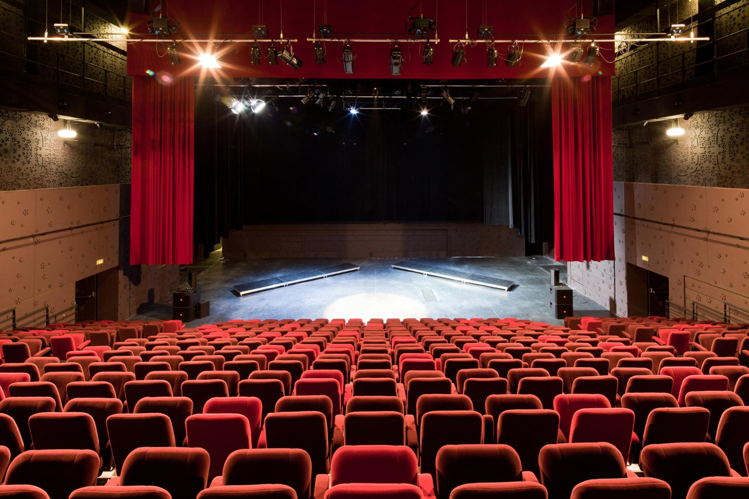 Estudantes da UESPI promovem educação financeira e cidadania para idosos por meio do teatro